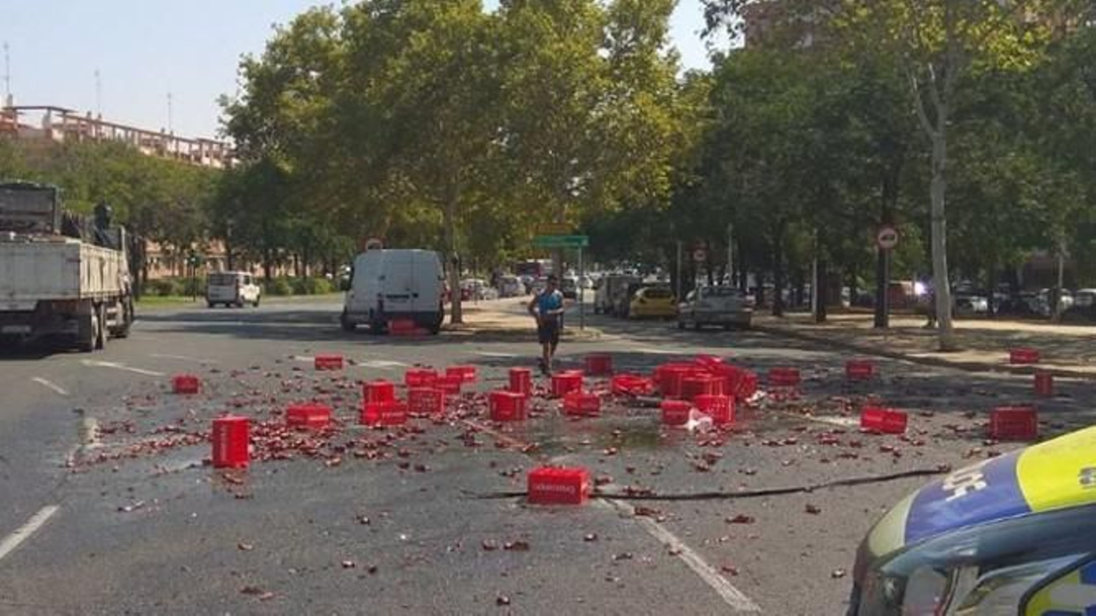 Las cajas de cervezas sobre el suelo en la Glorieta Olímpica.