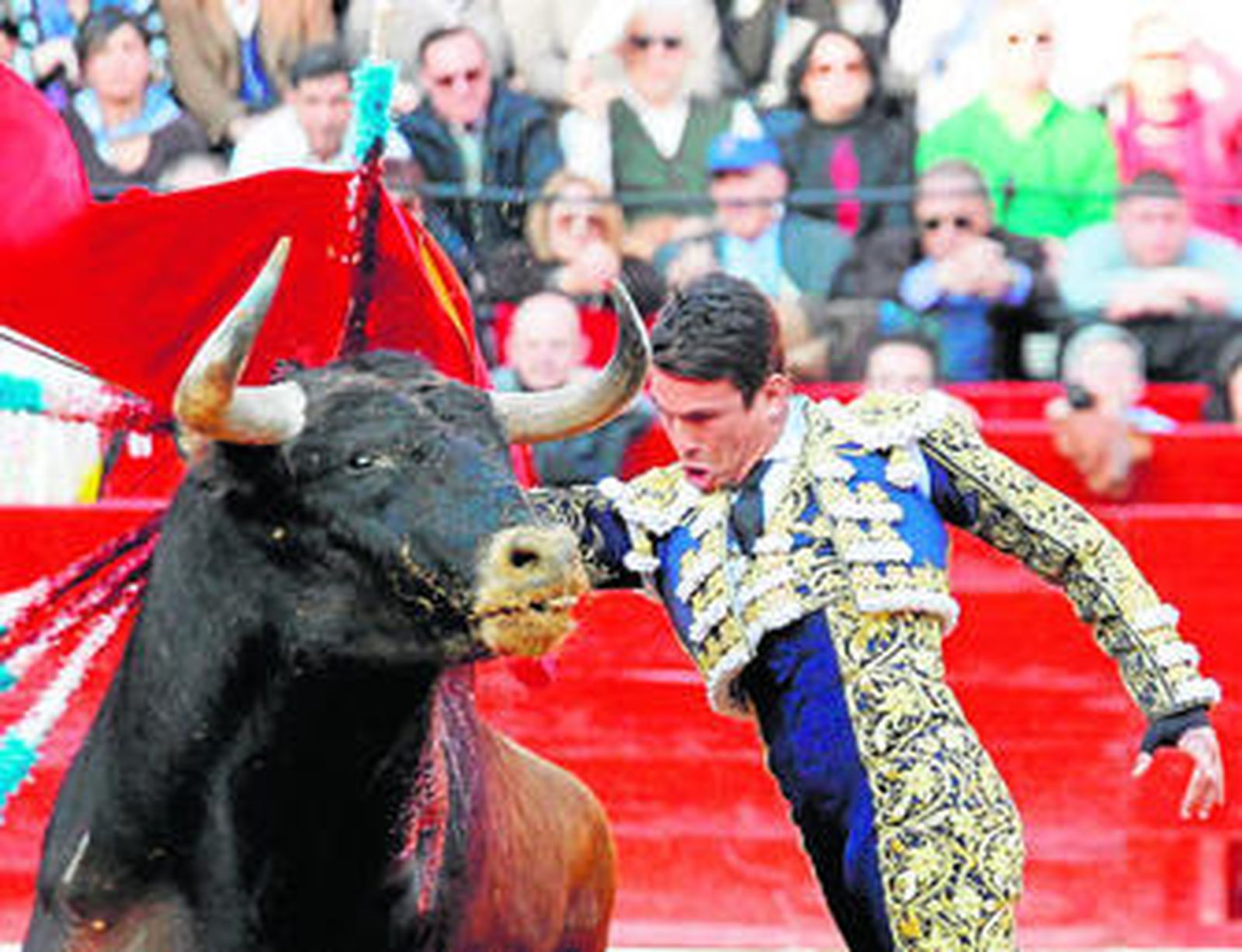 Un pase de pecho de José María Mnazanares, durante su deslumbrante faena de ayer en Valencia.