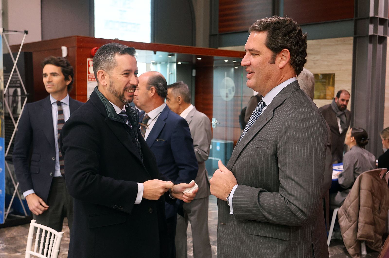 Imágenes de la recepción de los invitados al desayuno-coloquio con Jorge Paradela en el Foro Joly Andalucía