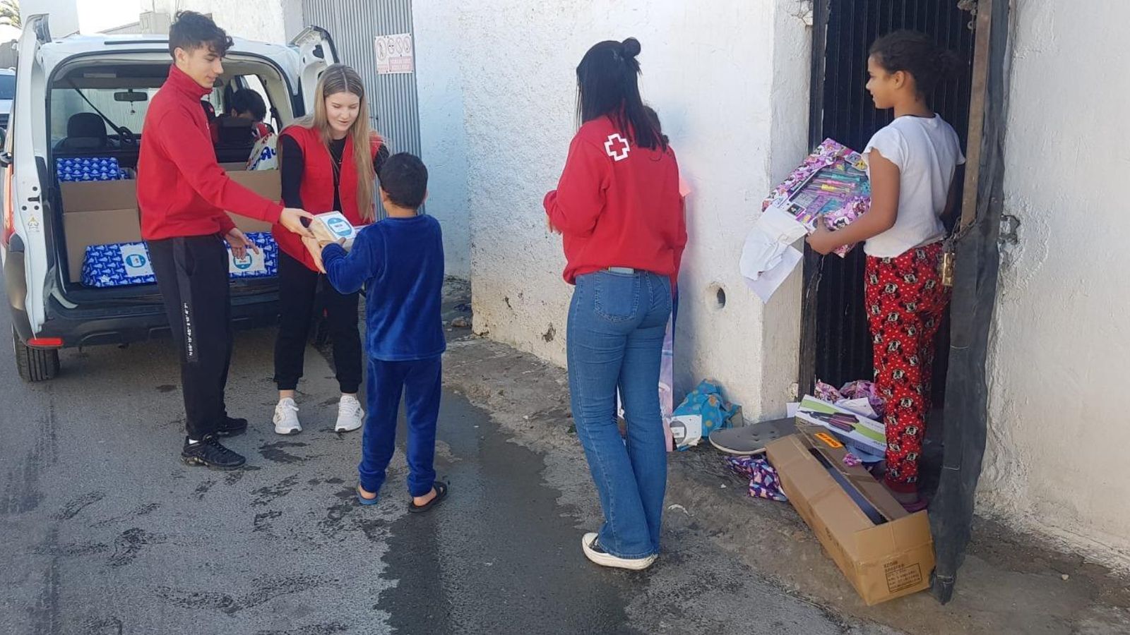 Los voluntarios de Cruz Roja Juventud se han desplazado hasta los hogares de las familias desfavorecidas para entregar a los niños y niñas los regalos durante la Navidad