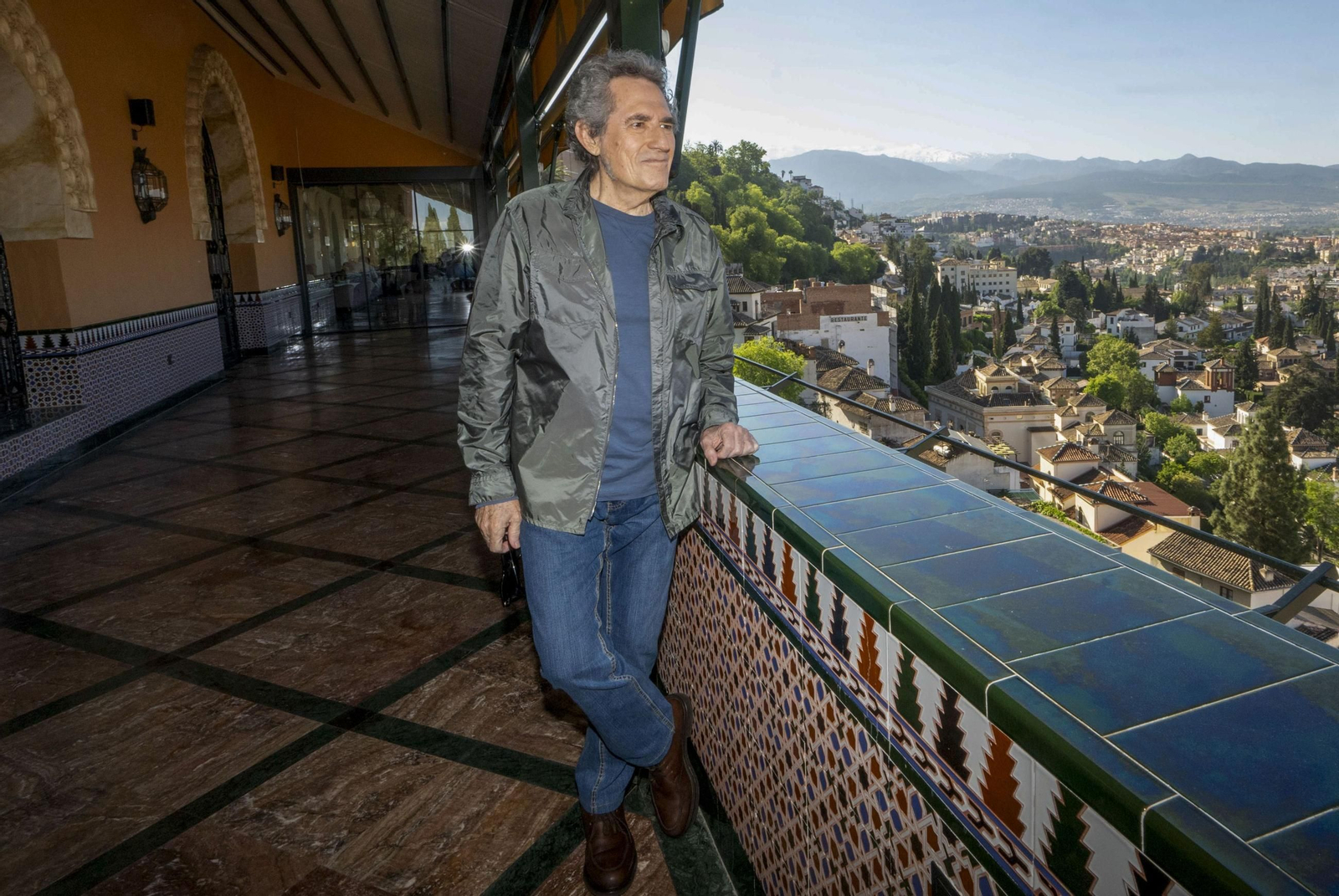 Miguel Ríos en la terraza del Hotel Alhambra Palace.