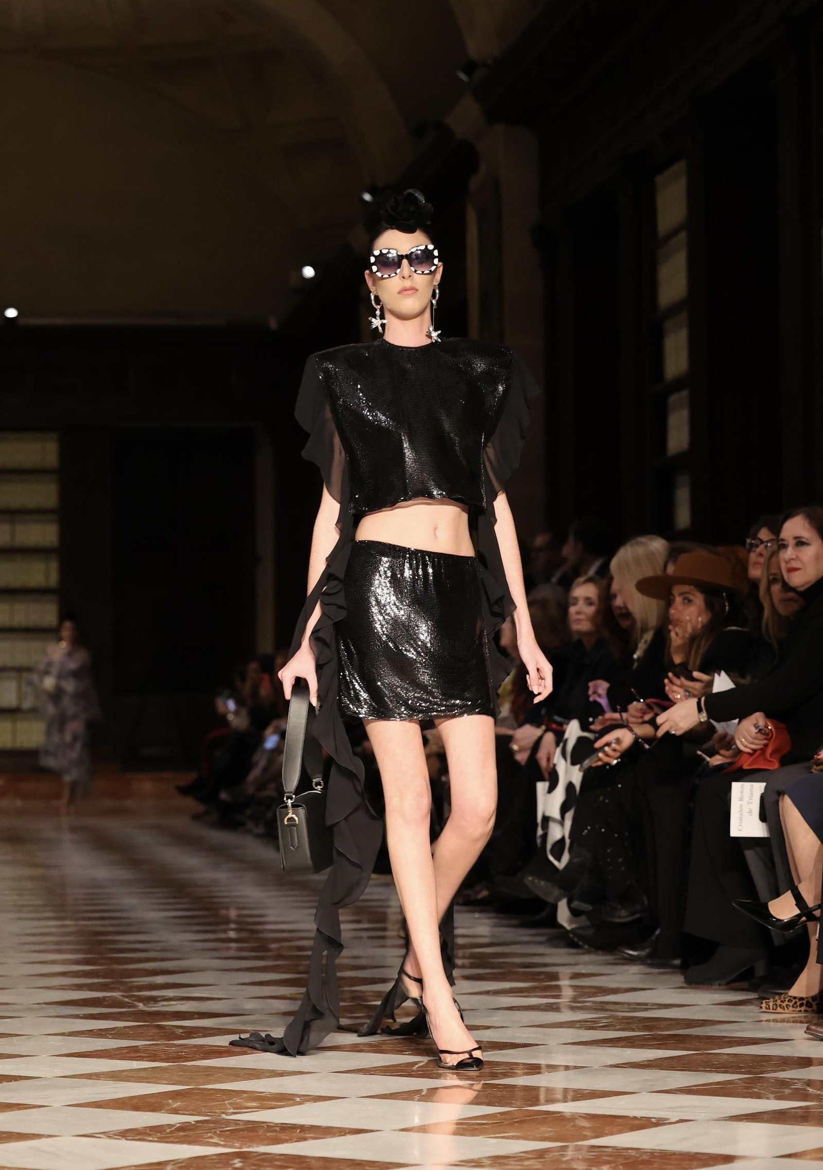 Desfile de Juana Martín en el Archivo de Indias de Sevilla