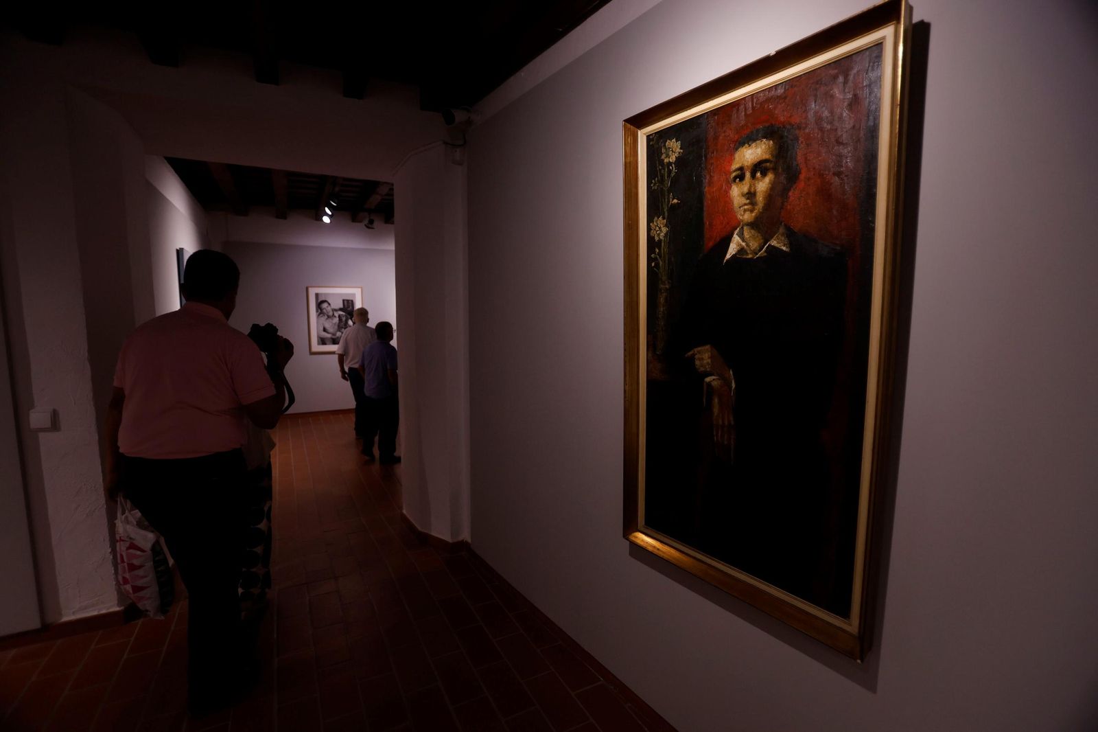 La exposición que repasa en retratos la vida de Antonio Gala, en imágenes