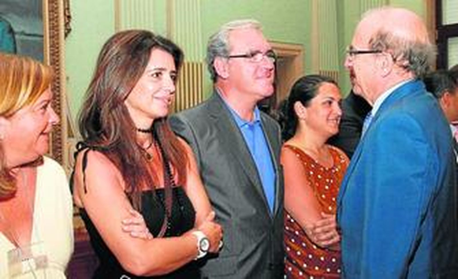 El alcalde, Pedro Rodríguez, ayer, diriéndose a Francisco Moro, junto a Carmen Cespedes, Carmen Sacristán y Juana Carrillo.