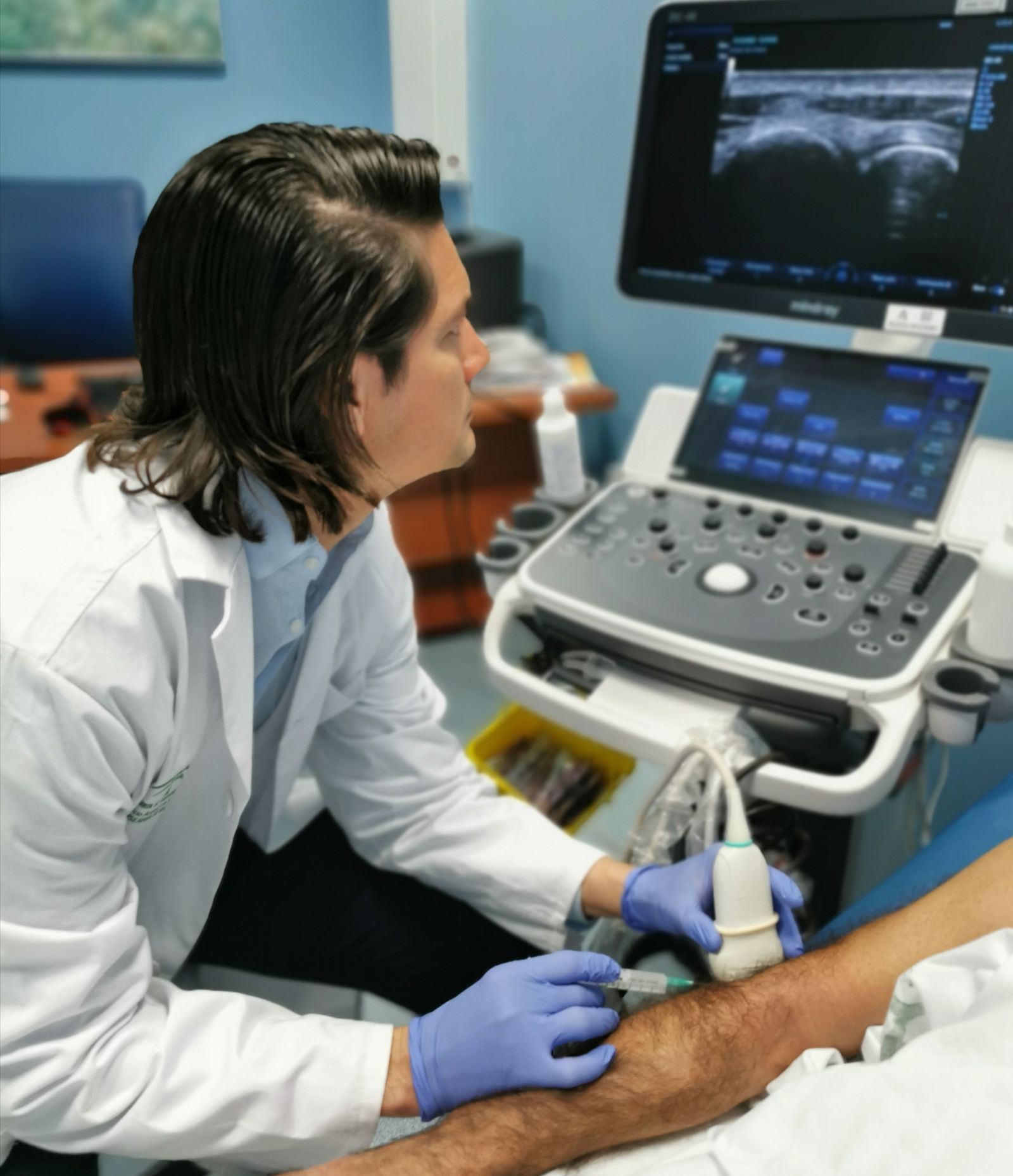 El doctor Luis Alarcón llevando a cabo un intervencionismo ecoguiado en  extremidad superior.