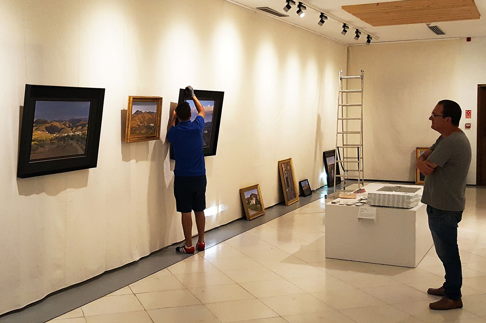 Andrés García Ibáñez supervisando el montaje de la obra en el Museo.