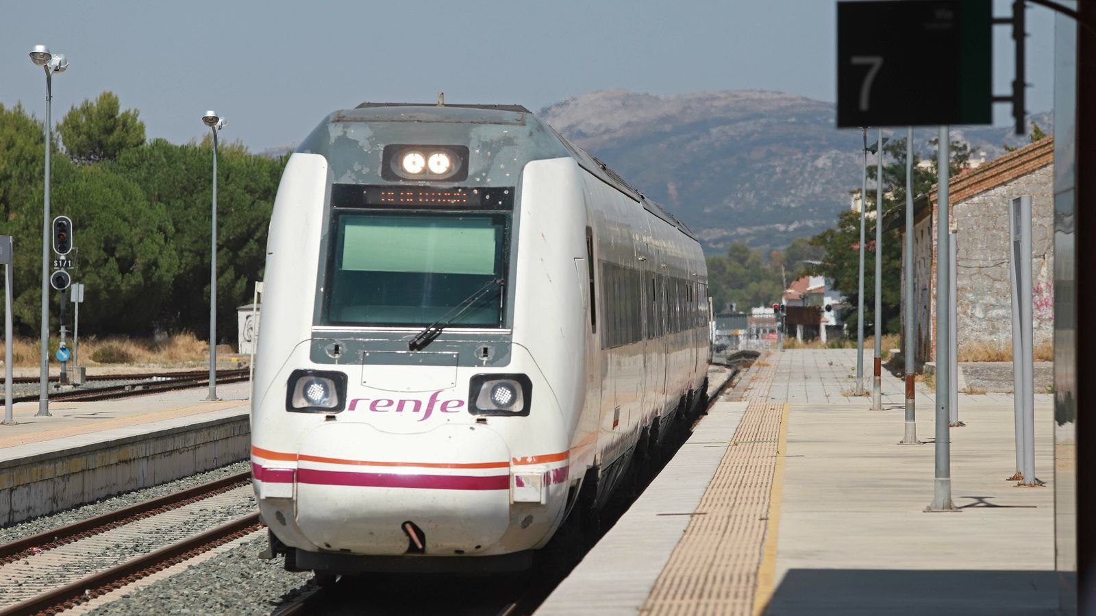 Las mejores fotos del viaje reivindicativo de los alcaldes a Ronda en tren