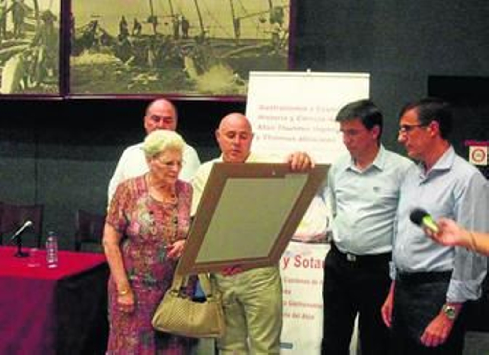 Emilio Bogarín entrega una distinción por su labor en la mar .