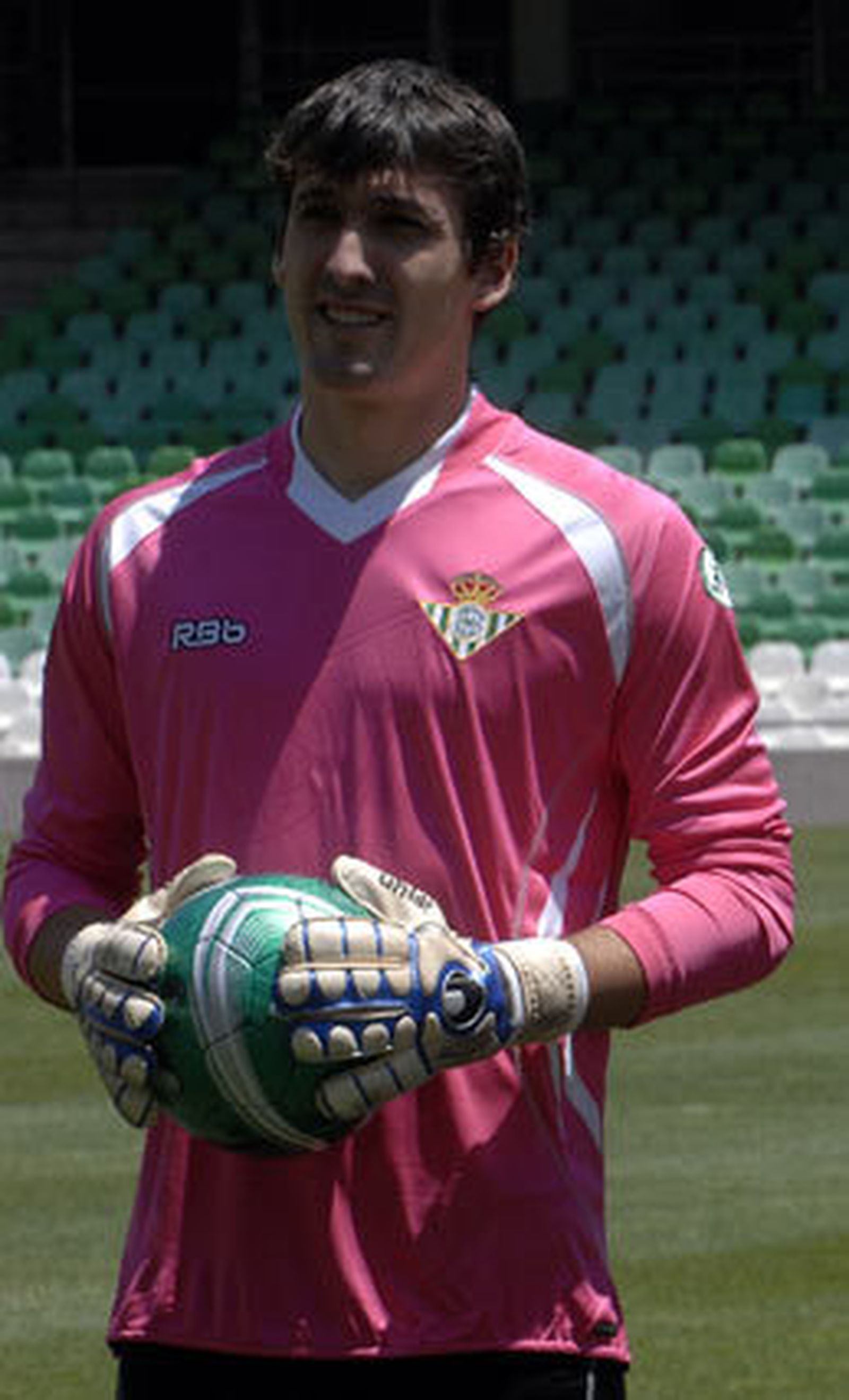 GOITIA (portero) Edad:27 años Tempo. Club:1ª Goles en la 08-09:-36 Contrato hasta:2014   Foto: Diario de Sevilla