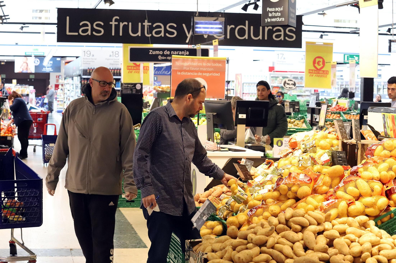 Imágenes de la situación y organización en los supermercados de Huelva