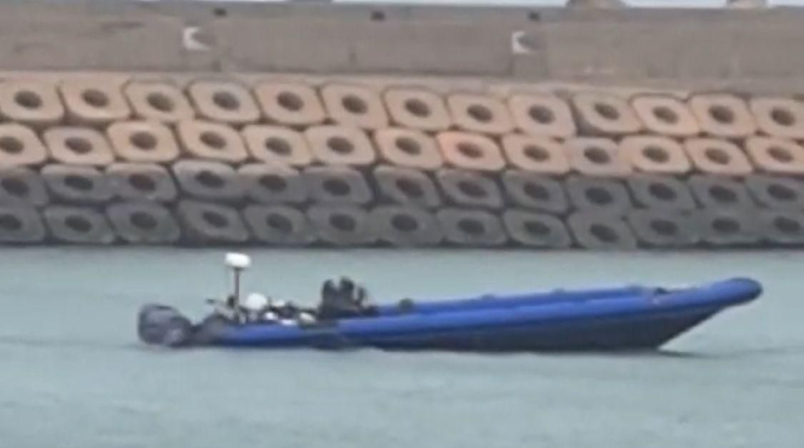 Una narcolancha, al abrigo del temporal en el puerto de Barbate.