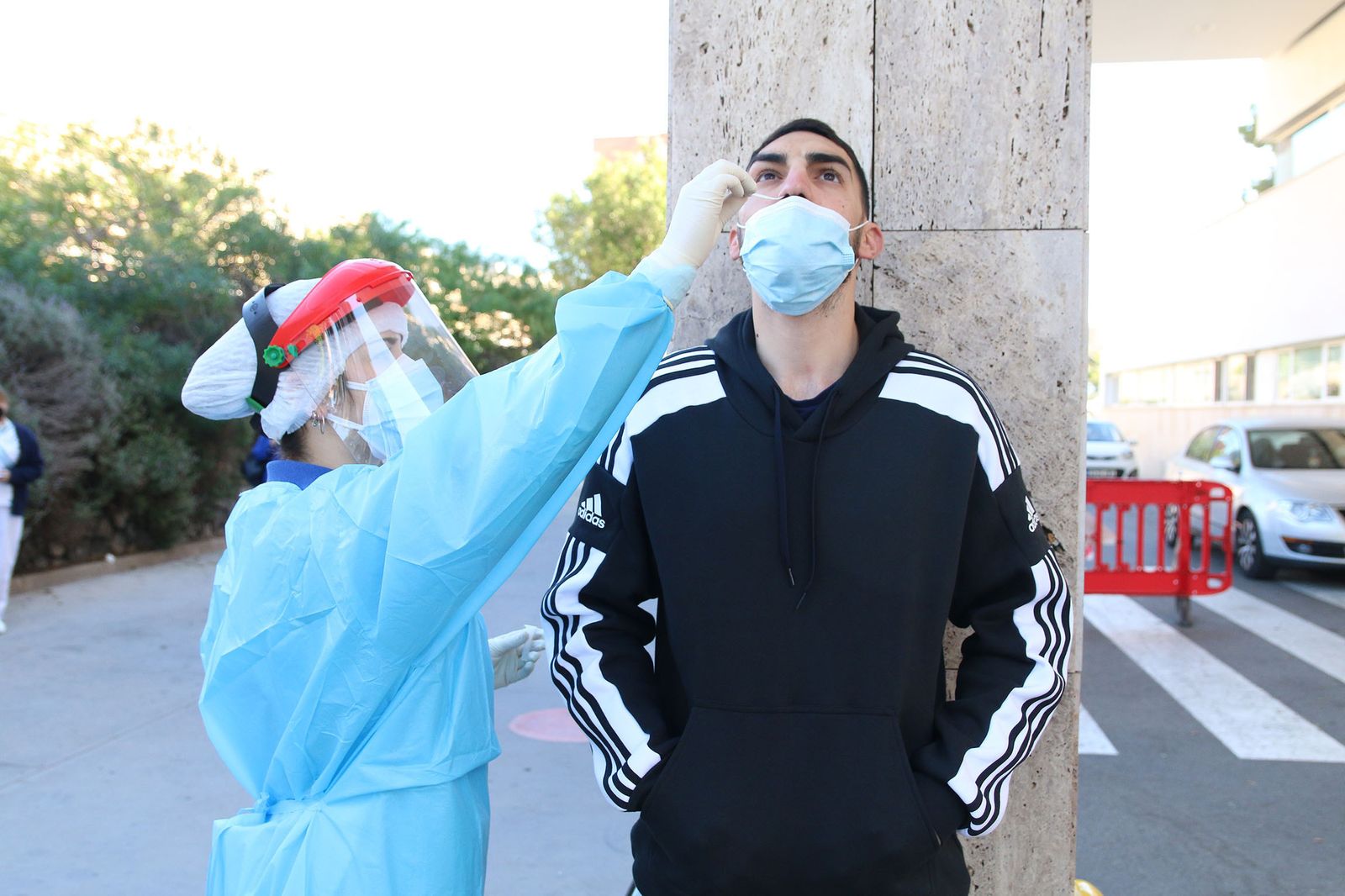 Un joven se realiza una PCR