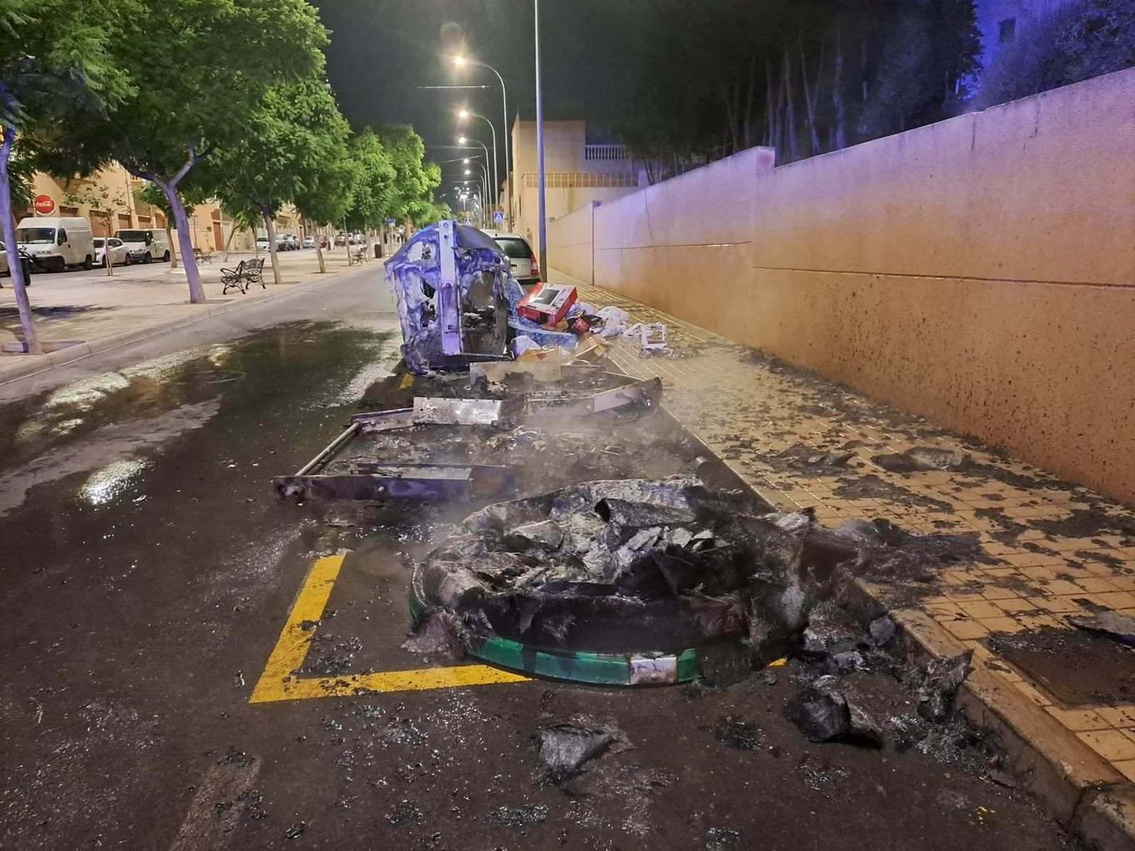 Uno de los contenedores quemados.