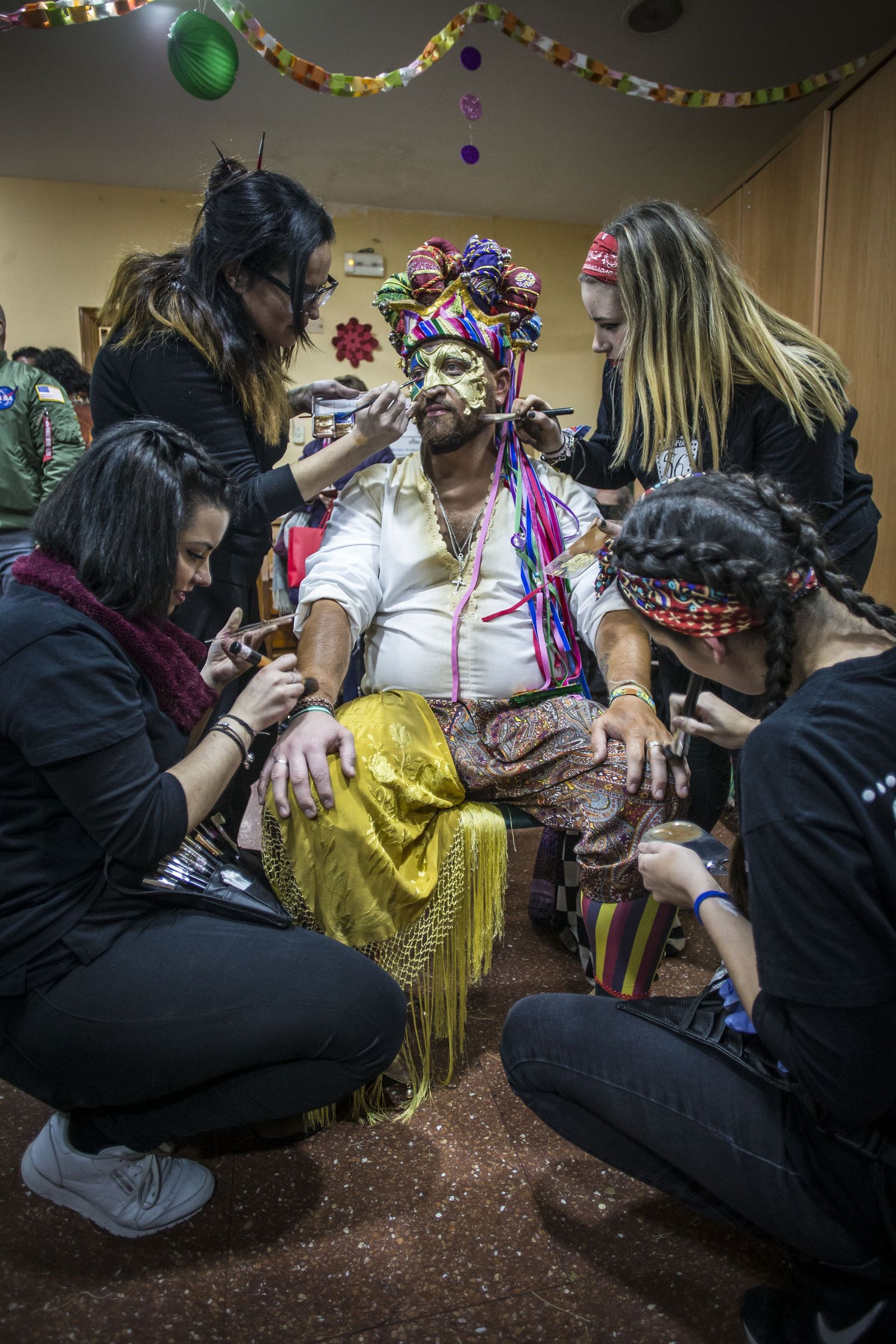 Uno de los integrantes de 'El perro andalú', rodeado por las maquilladoras de Sara Romero.