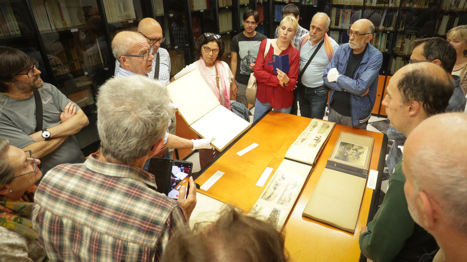 Imágenes de objetos personales de Miguel Primo de Rivera en el Museo Arqueológico de Jerez