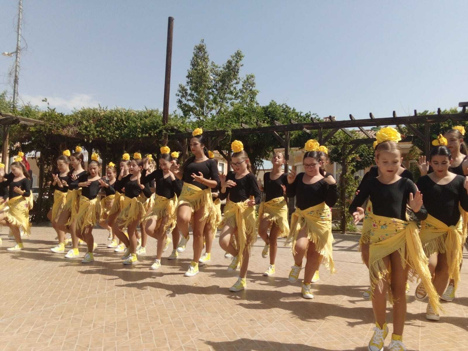 Un grupo formado por unas 80 bailarines de la Academia Rocío Moreno participaron en el rodaje del videoclip.