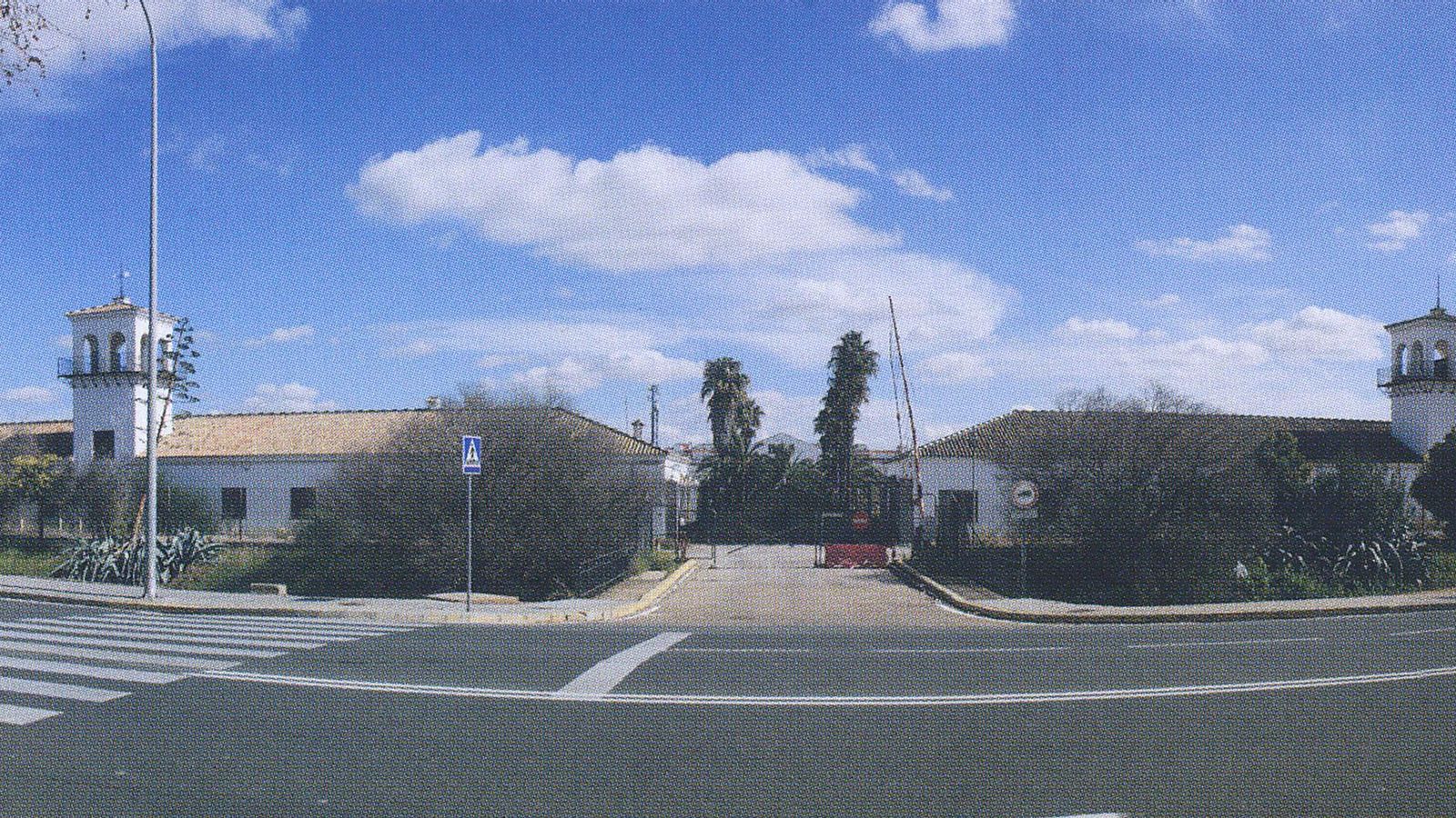 La portada señorial de entrada a la fábrica desde la calle Secoya, que imita a las haciendas de la zona.