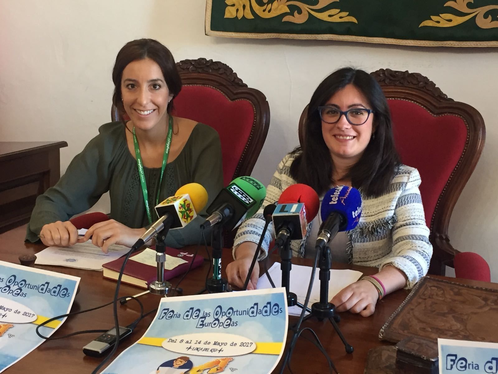 La concejala de Desarrollo Local y la técnica de la Oficina Europea.