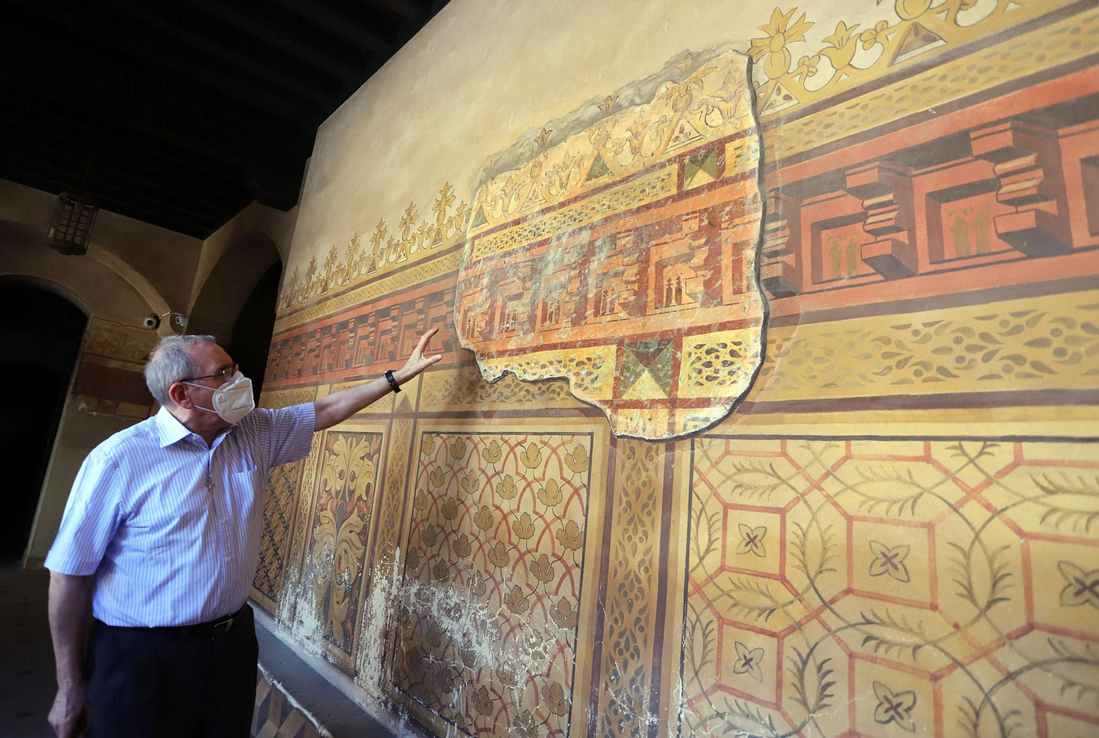 Estado de deterioro en el que se encuentra las pinturas murales del patio mudéjar de La Rábida.