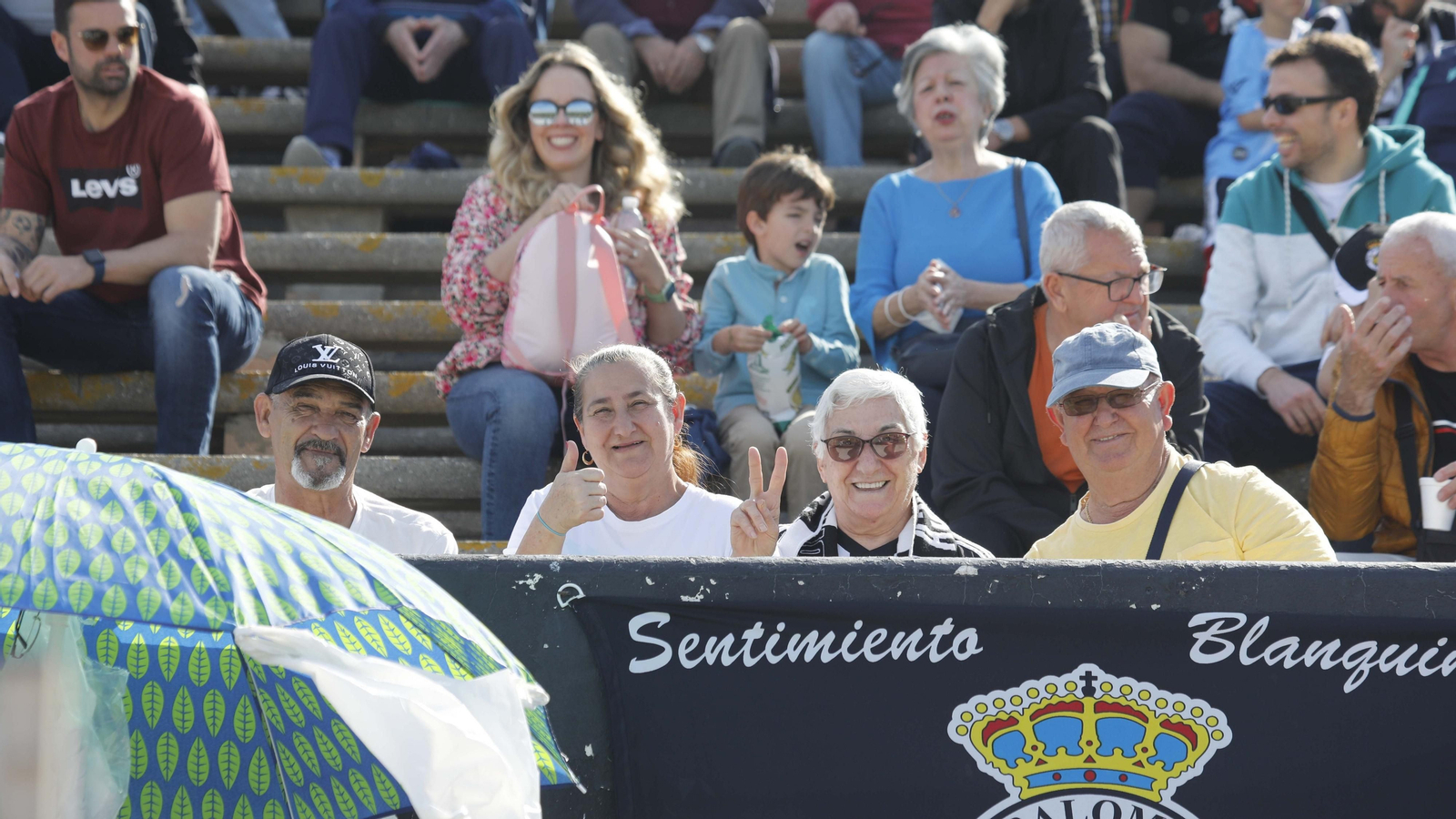 Fotos de la afición durante el encuentro de la Balona - Real Madrid Castilla