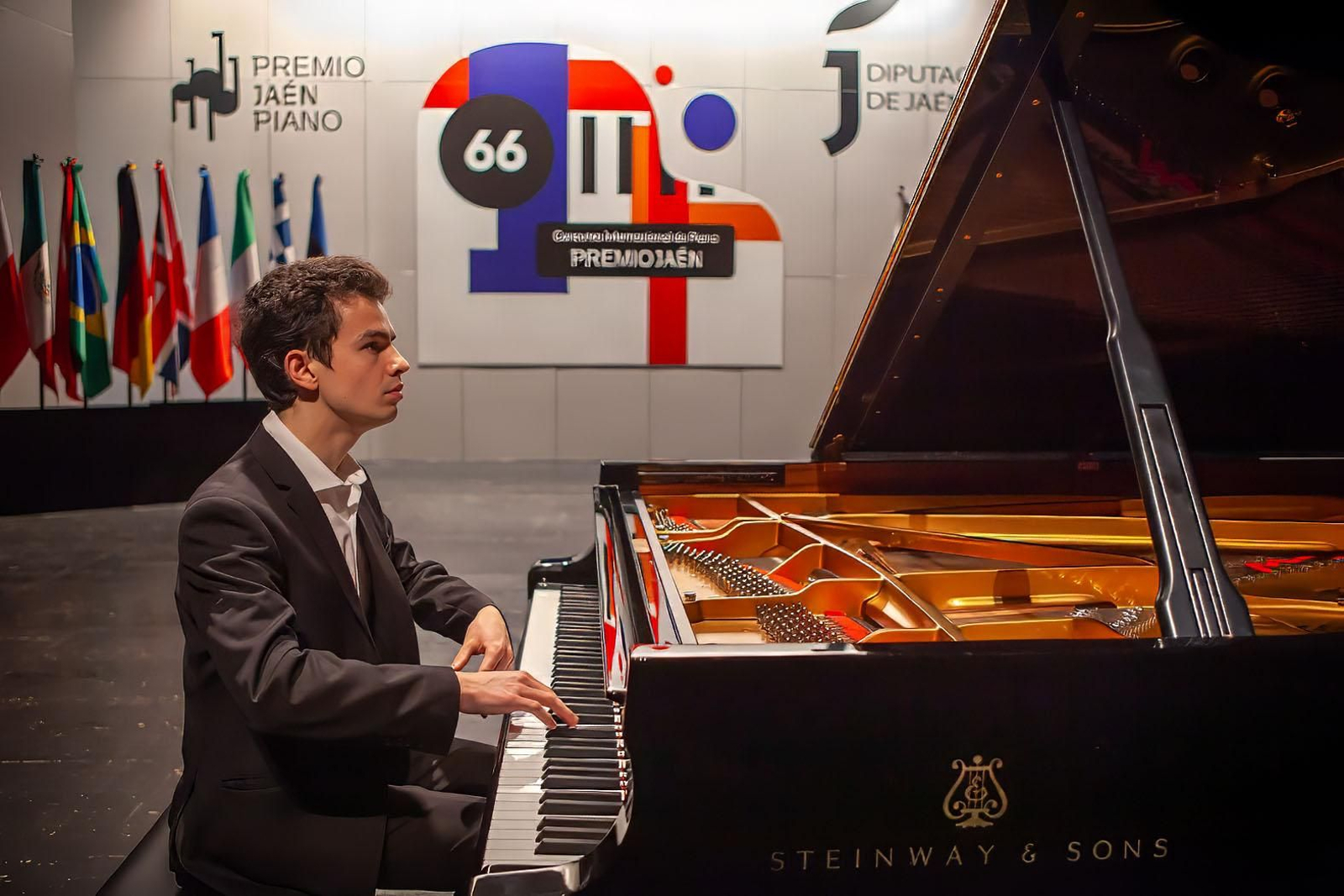 Uno de los dieciséis concursantes que pasaron la eliminatoria para la semifinal del premio musical jiennense.