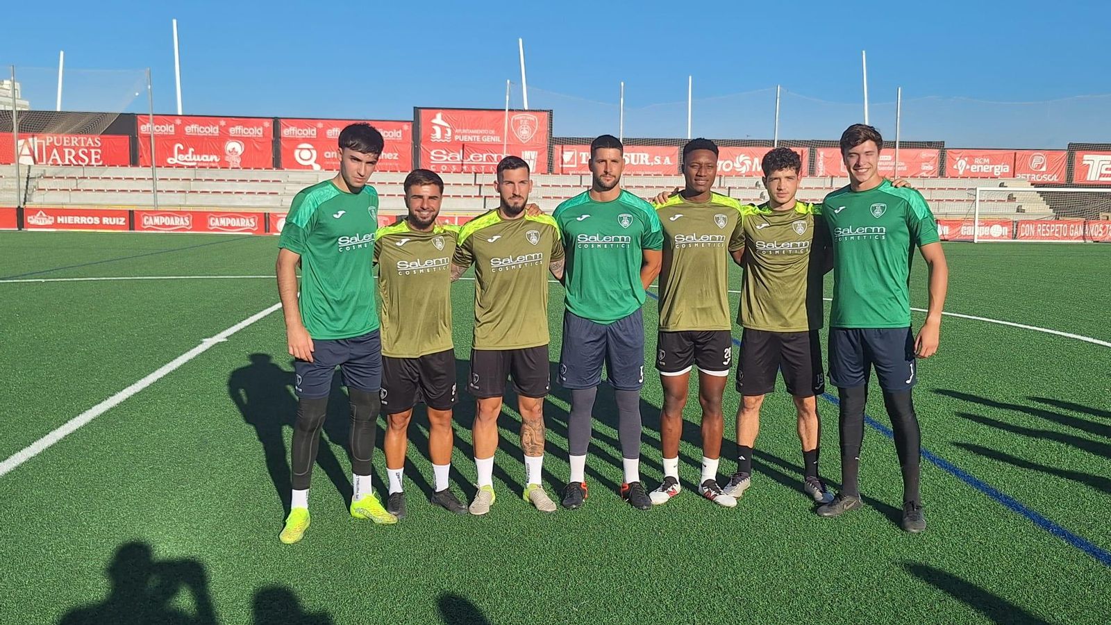 Los fichajes del Salerm, antes del inicio del entrenamiento.