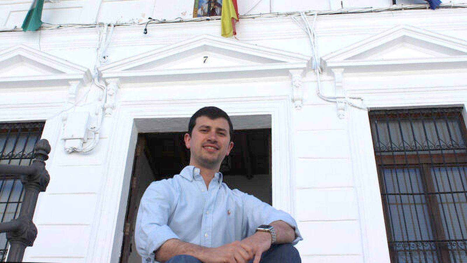 Rubén Rivera a las puertas del Ayuntamiento de Sevilla.