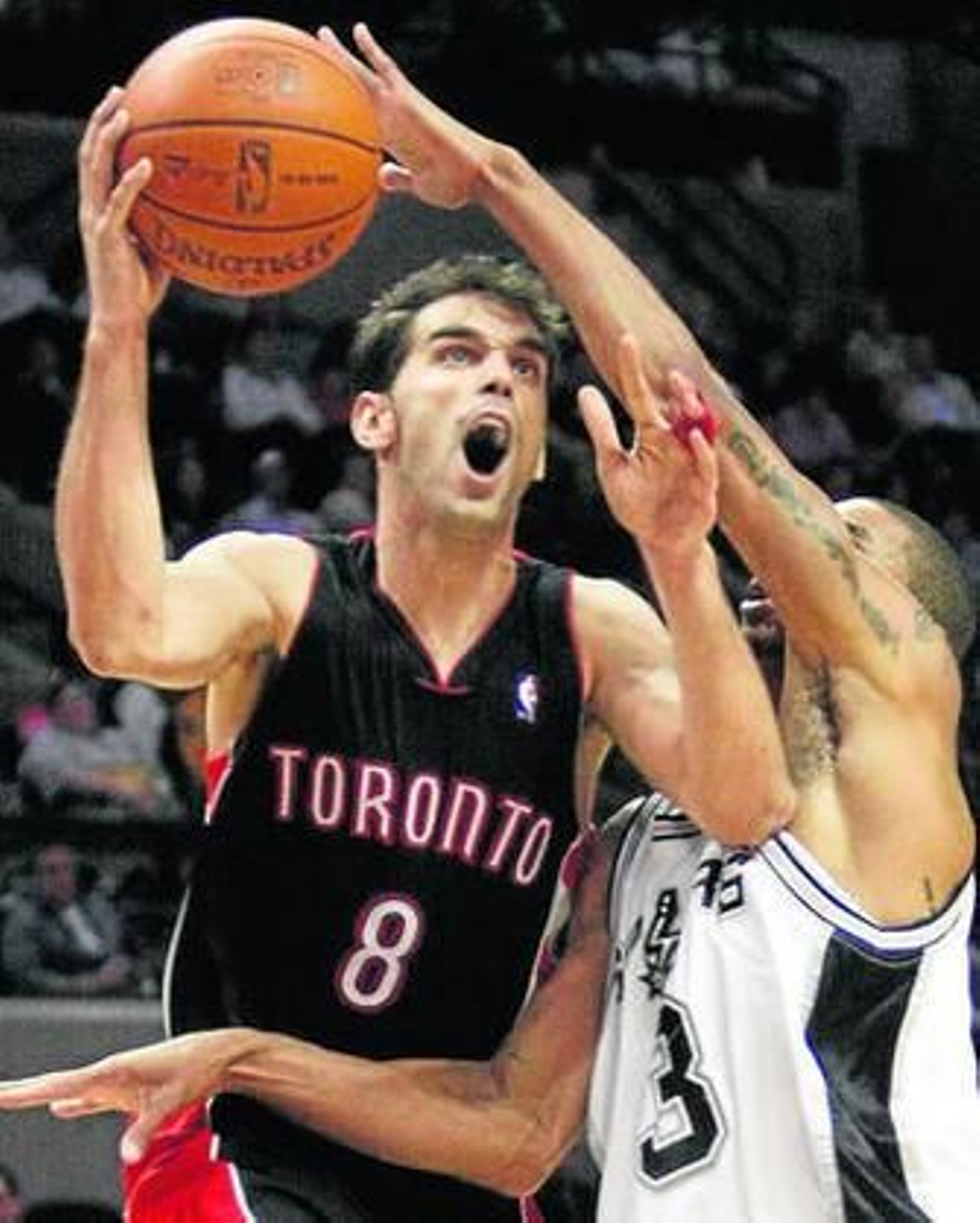 Calderón, con el balón, entra a canasta ante Hill.