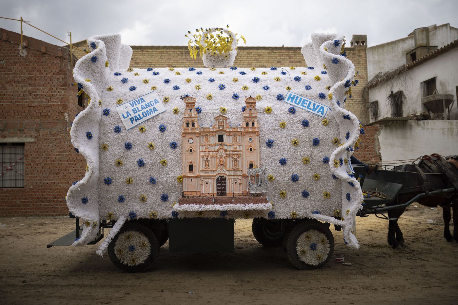 El Rocío 2023: Imágenes de ambiente en la aldea durante la presentación de las Hermandades