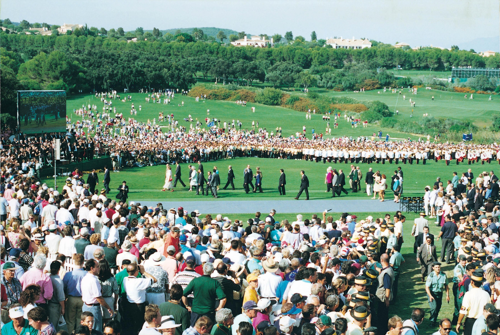 Los participantes en el acto inaugural, rodeados de público.