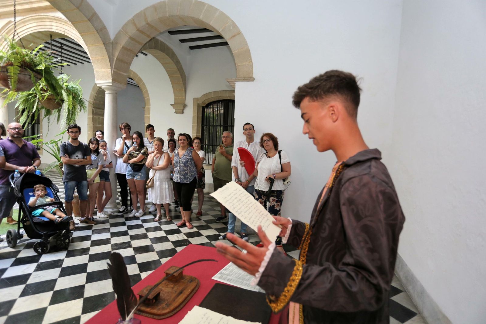 Una imagen de la Ruta Guiada y Teatralizada en una de las casas palacio de la ciudad.