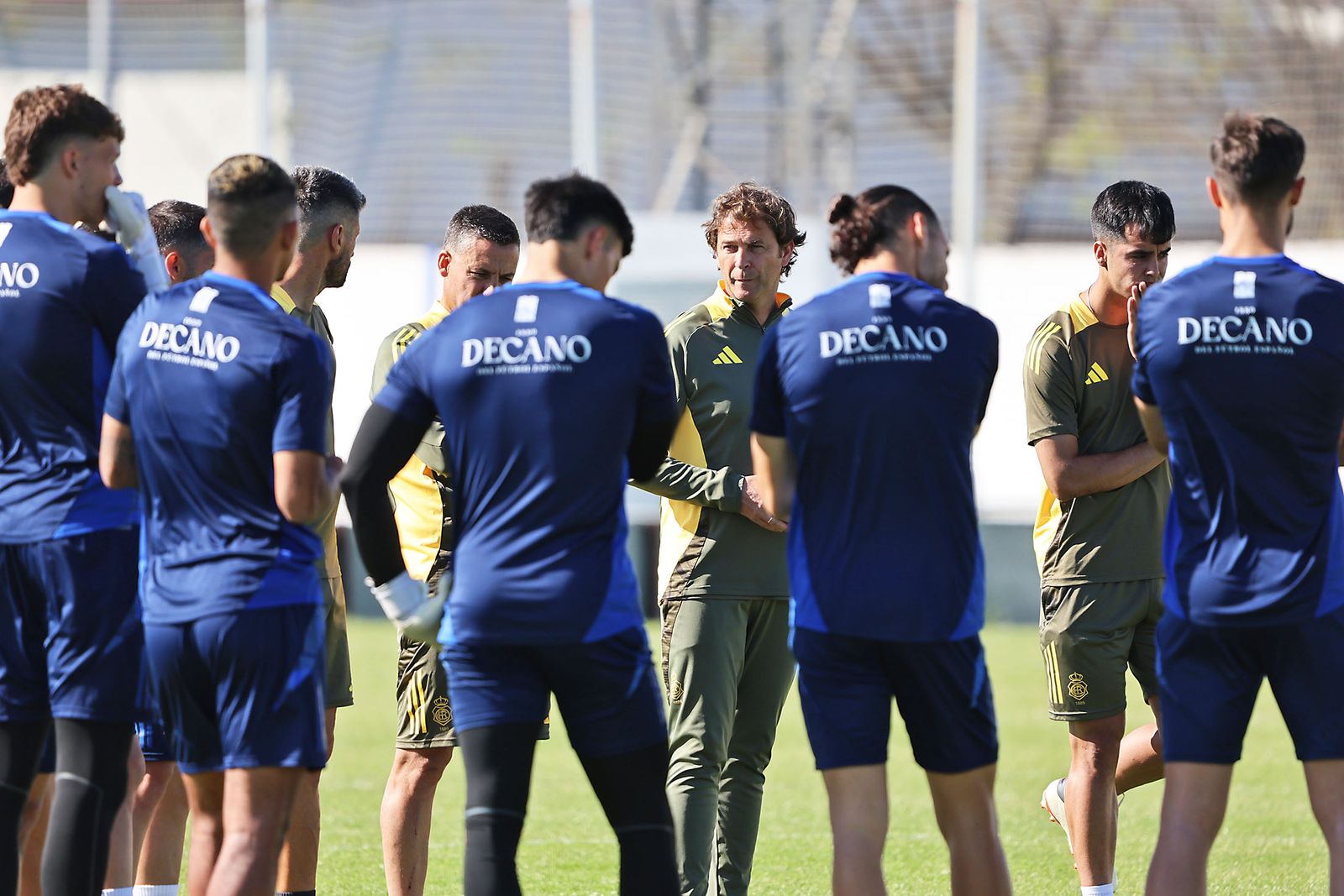 Los jugadores del Recreativo atentos a las órdenes de Raúl Galbarro en un entrenamiento.