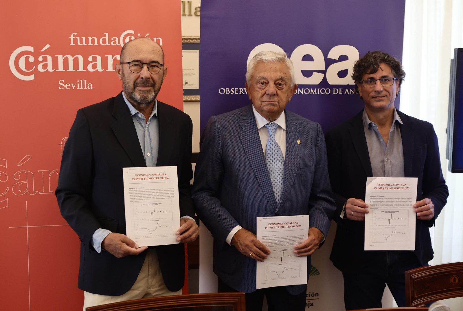 Francisco Ferraro, Francisco Herrero y Manuel Hidalgo sostienen el informe presentado en la Cámara de Comercio.