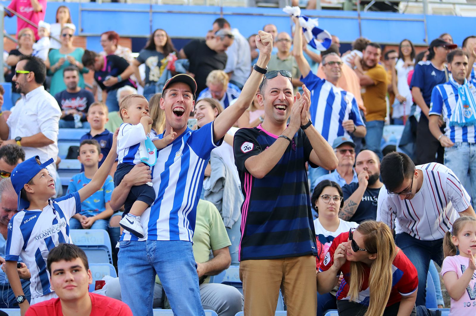 Imágenes del ambiente en el Estadio Nuevo Colombino