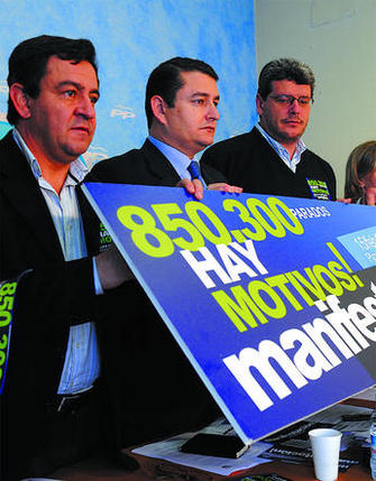 Loaiza, Sanz y Tarno sostienen el cartel con el lema de la manifestación.