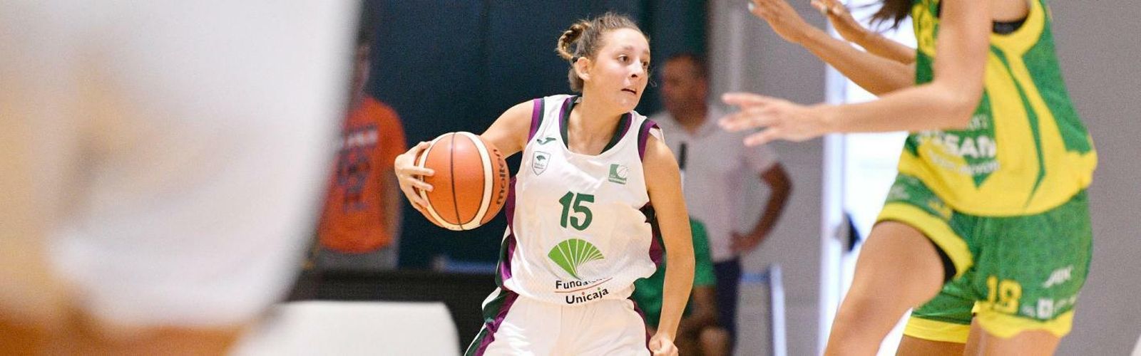 Marta Ortega bota un balón.