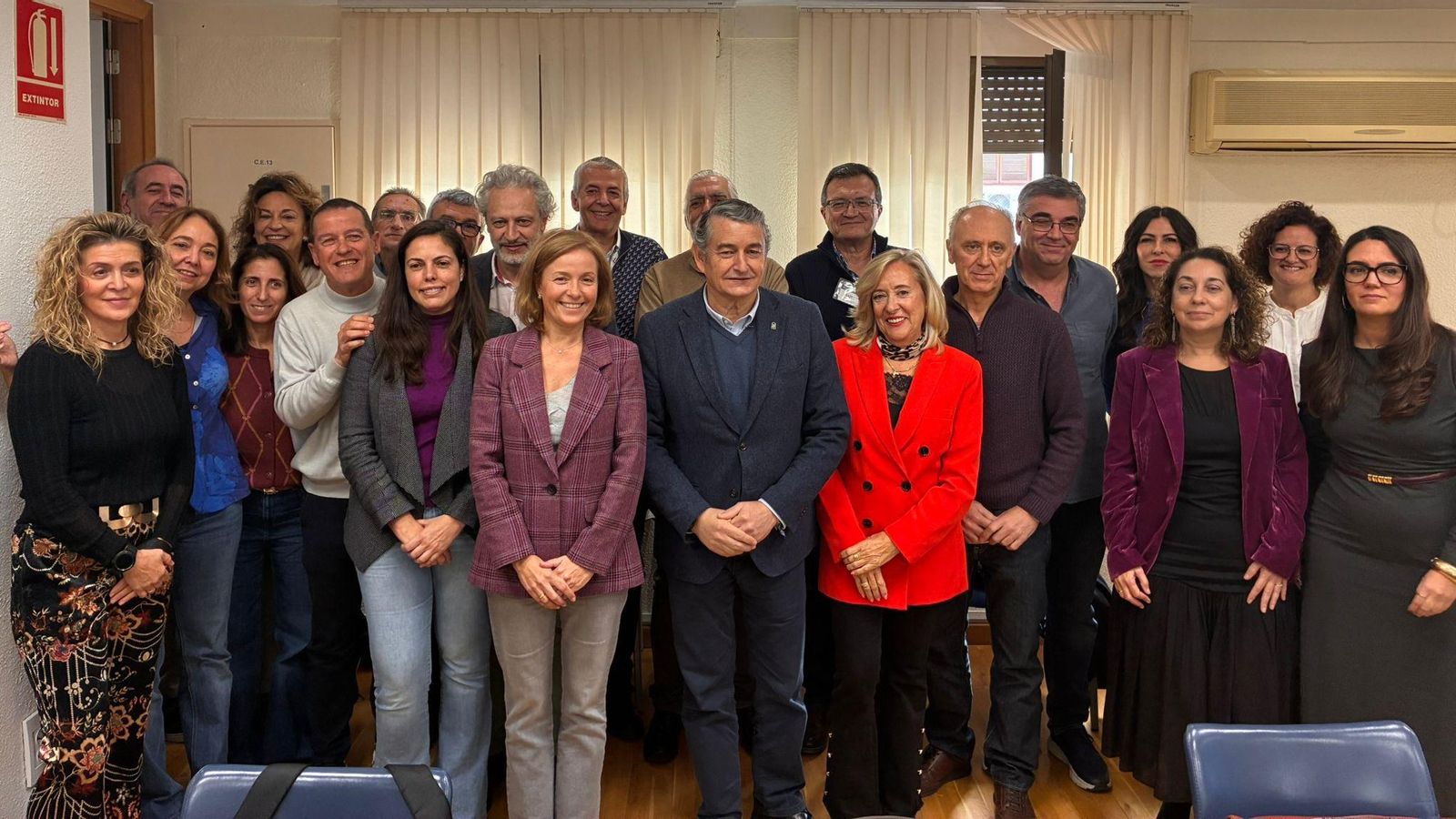 Foto de familia del consejero Antonio Sanz y la gerente del SAS, Valle García, en tre los representantes de las organizaciones sindicales.