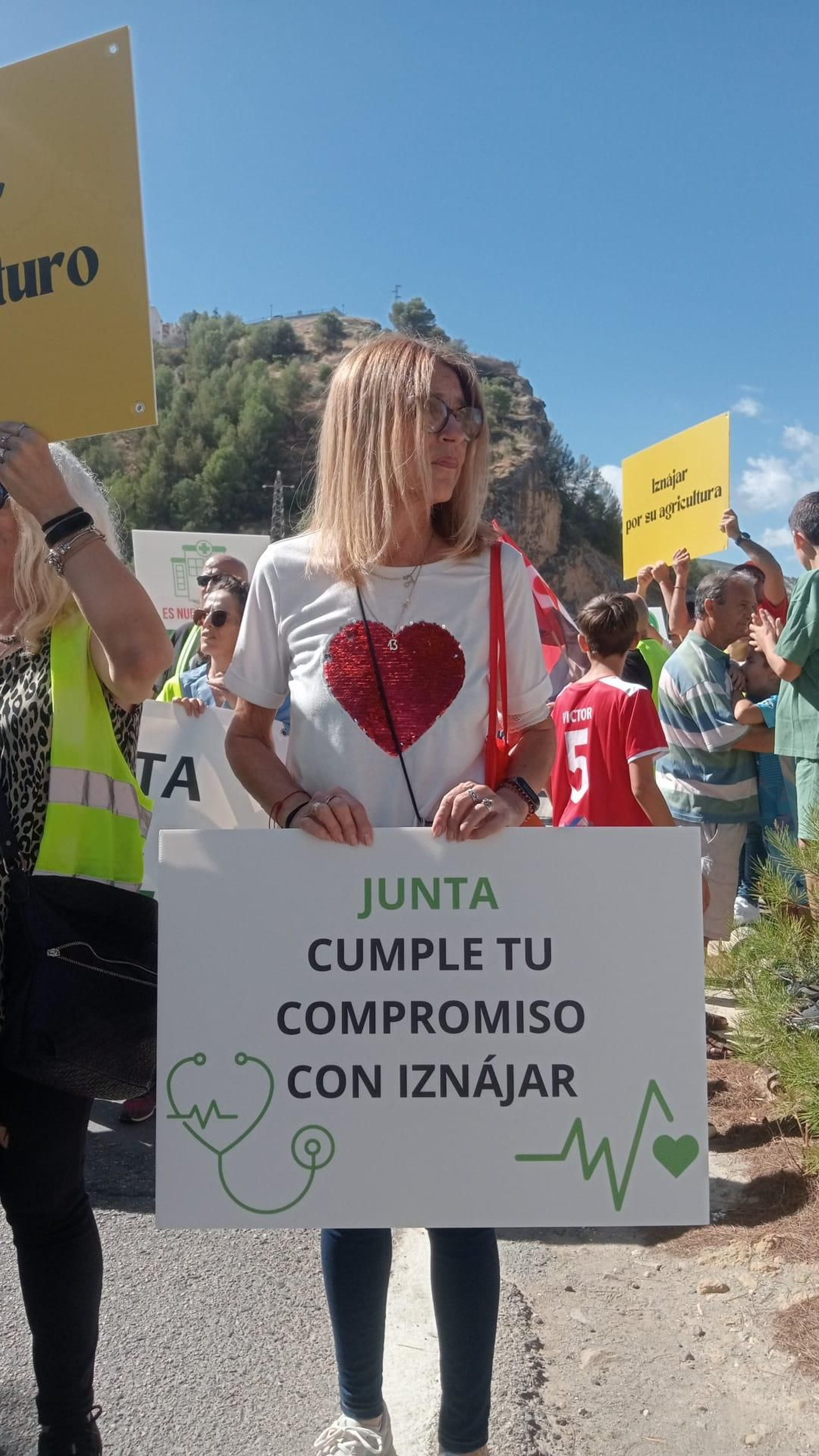 La protesta de Iznájar por el mal estado de las infraestructuras y los servicios públicos, en fotografías