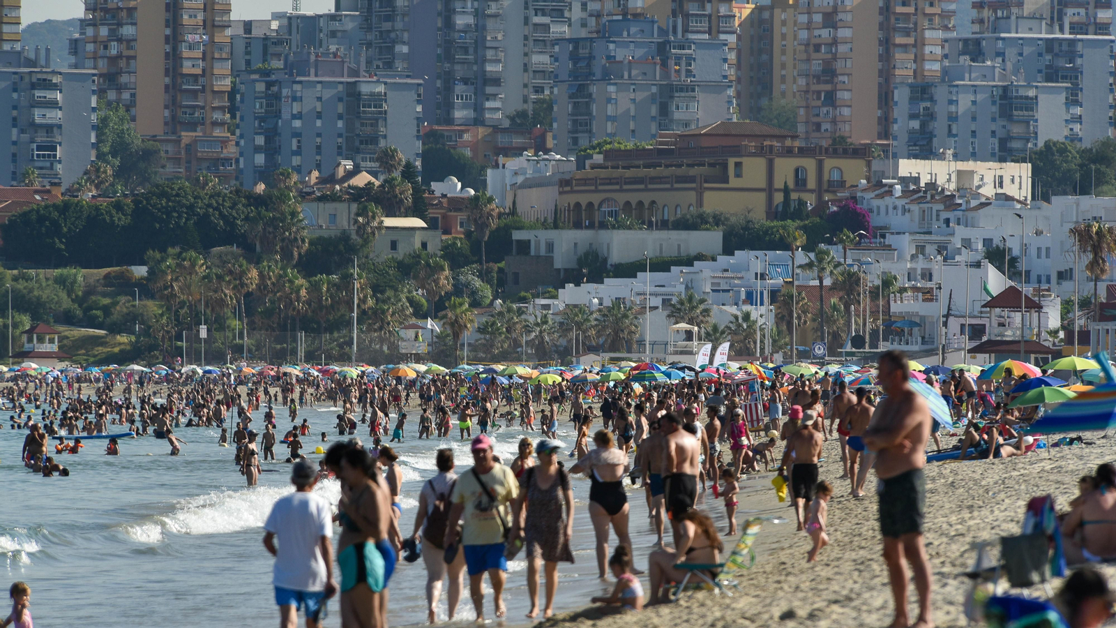 Fotos de la tarde en la playa del El Rinconcillo en plena ola de calor