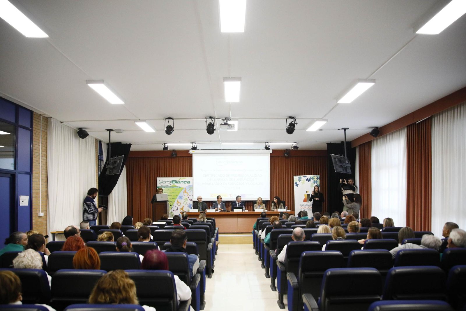 Imágenes de la enterga de certificado de profesionalidad de limpieza de superficies y mobiliarios de VerdiBlanca en la Universidad de Almería