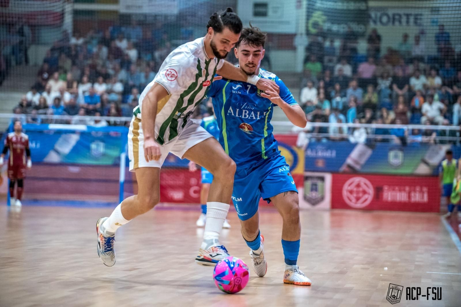 Zequi es presionado por un rival.