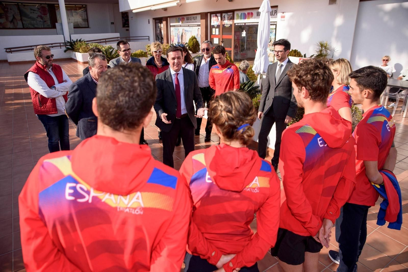 Javier Aureliano García durante la visita a San Juan de los Terreros.