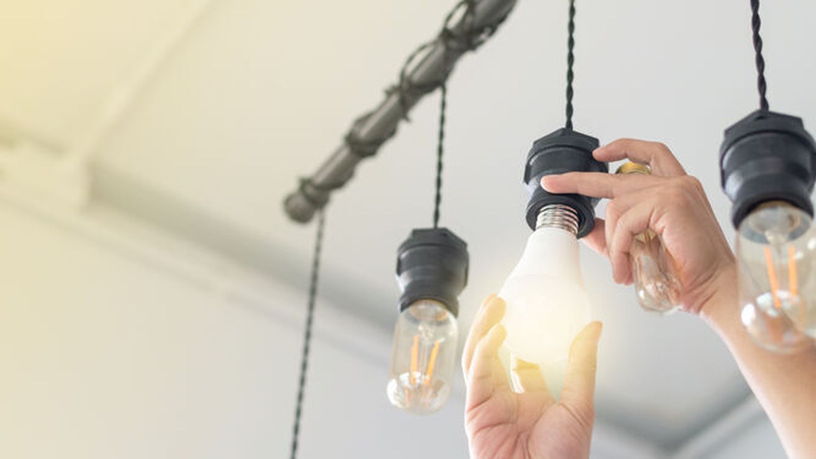 Facua pide una rebaja del 50% de la luz en el bono social y ampliar el espectro de sus beneficiarios