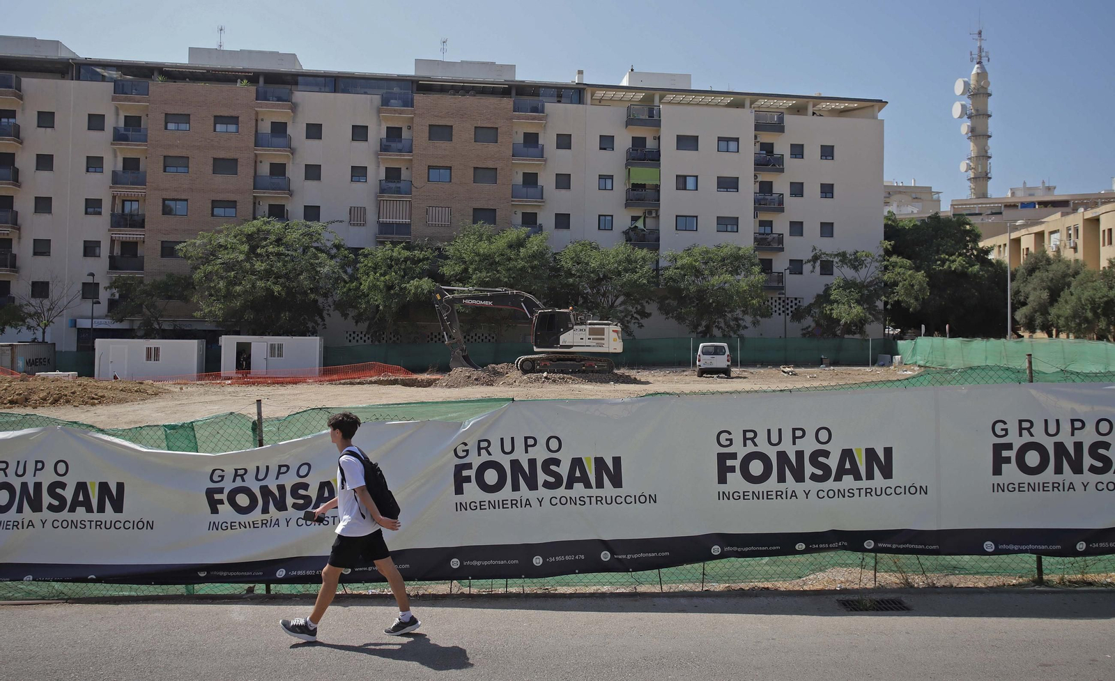 Fotos del escape de gas natural provocado por la rotura de una tubería en las obras anexas al hotel AC en Algeciras