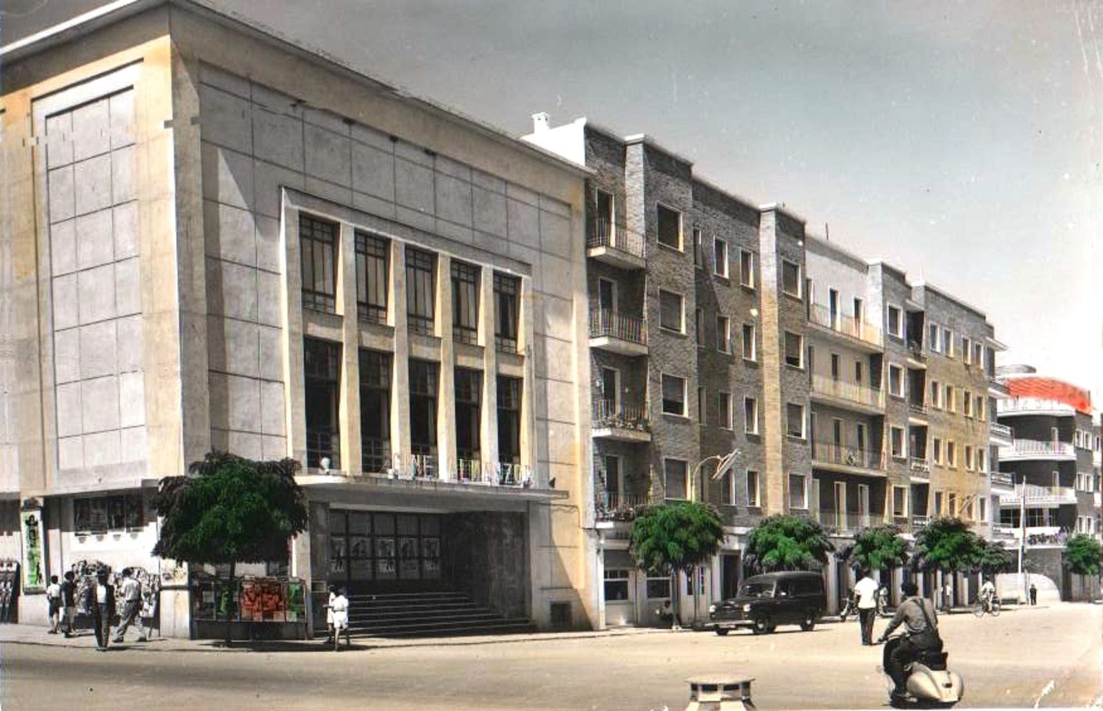 El Cine Almanzor, en la Avenida de las Fuerzas Armadas.