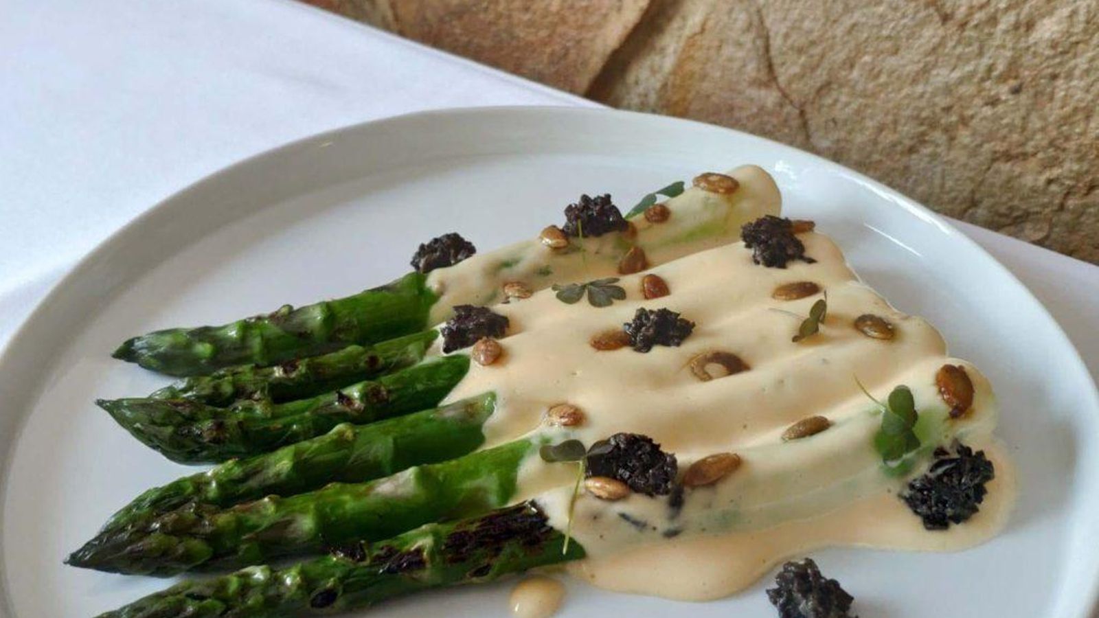 Espárrago de Alcalá a la brasa, salsa holandesa, aceitunas negras y anchoas del Mesón Sabor Andaluz.