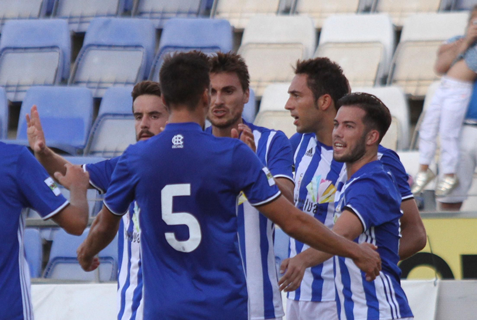 Boris, segundo por la dcha., recibe felicitaciones tras su gol al Betis Deportivo. Boris, segundo por la dcha., recibe felicitaciones tras su gol al Betis Deportivo.