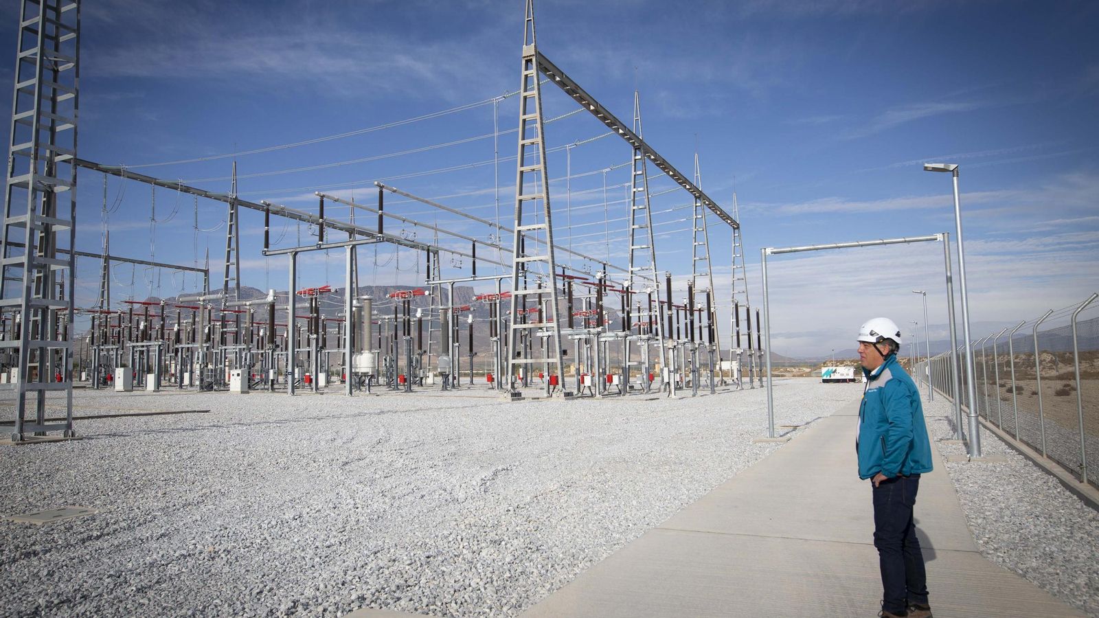Un técnico, en la subestación eléctrica de Baza