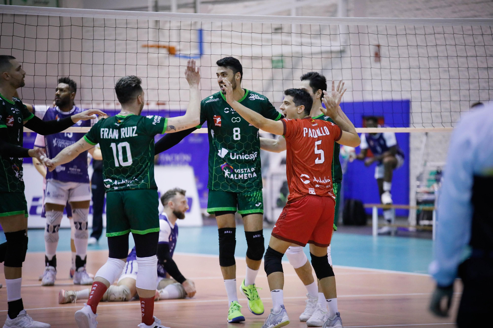 Imágenes del Unicaja Almería frente al conjunto valenciano de voleibol