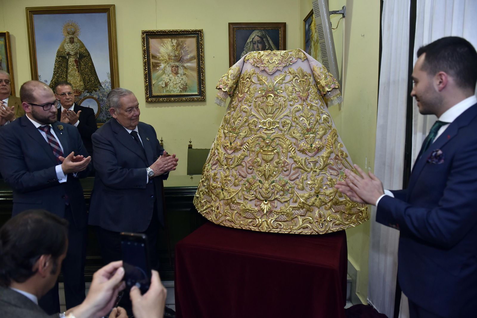 Representantes de la Hermandad, durante la presentación.
